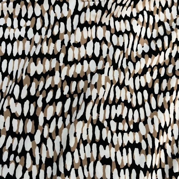 Jones New York Black-Tan-White V Neck Short Sleeve Blouse - Picture 6 of 6